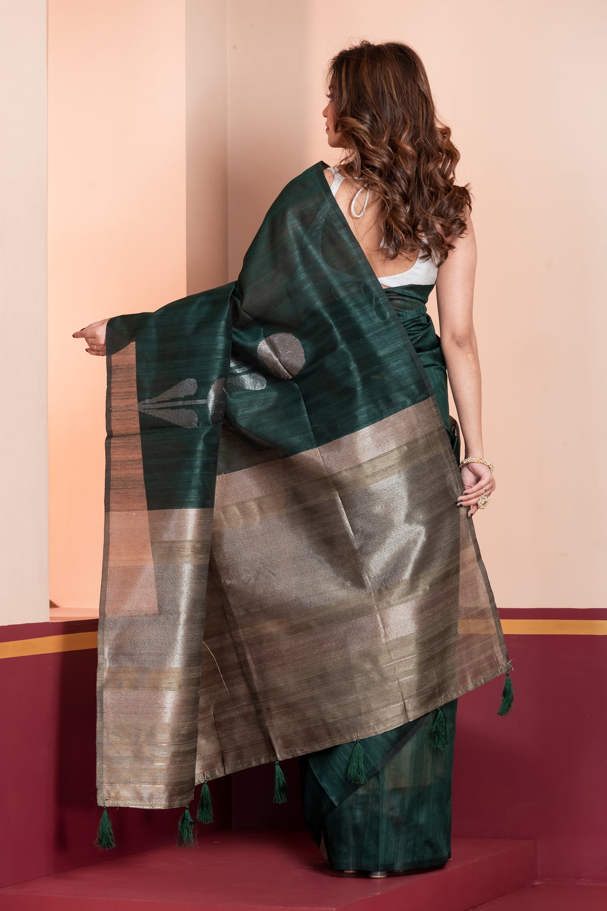 KAVVYA SOFT & LIGHT WEIGHT dark green HANDLOON WEAVING LINEN SAREE WITH BEAUTIFUL BIG FLORAL MOTIFS IN SILVER ZARI WITH CONTRAST OLIVE GREEN PALLU AND BLOUSE