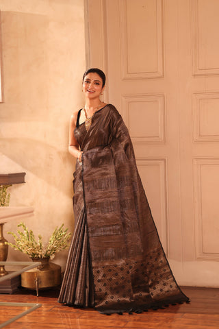 KAVVYA SOFT & LIGHT WEIGHT BLACK HANDLOOM SILK GOLDEN ZARI WEAVING SAREE IN TUSSAR FABRIC WITH BEAUTIFUL GEOMETRIC DESIGN ALLOVER THE SAREE COMES WITH BEAUTIFUL BLACK HEAVY WEAVING BLOUSE
