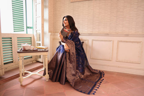 KAVVYA SOFT & LIGHT WEIGHT NEVY BLUE HANDLOOM SAREE WITH BIG TEMPLE DESIGN BORDER AND SMALL GEOMETRIC MOTIFS IN THE BODY COMES WITH SAME COLOUR HEAVY WEAVED BLOUSE