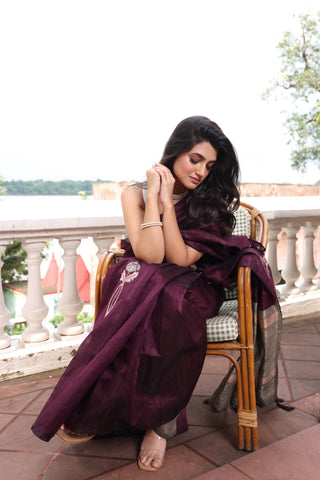 KAVVYA SOFT & LIGHT WEIGHT WINE HANDLOON WEAVING TUSSAR SAREE WITH BEAUTIFUL BIG FLORAL MOTIFS IN SILVER ZARI WITH CONTRAST PALLU AND BLOUSE