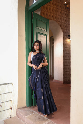 KAVVYA SOFT & LIGHT WEIGHT NAVY BLUE HANDLOOM TUSSAR SAREE WITH SMALL GOLDEN N SILVER ZARI LEAF MOTIFS ALLOVER THE SAREE COMES WITH HEAVY PALLU AND SAME COLOUR BLOUSE