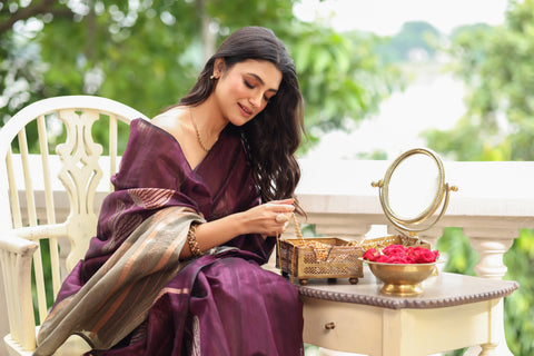KAVVYA SOFT & LIGHT WEIGHT WINE HANDLOON WEAVING LINEN SAREE WITH BEAUTIFUL BIG FLORAL MOTIFS IN SILVER ZARI WITH CONTRAST OLIVE GREEN PALLU AND BLOUSE