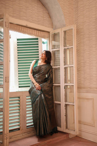 KAVVYA SOFT & LIGHT WEIGHT BOTTLE GREEN HANDLOOM SAREE WITH STIPES ALLOVER THE WITH GOLDEN SILK ZARI COMES WITH HEAVY PALLU AND BLOUSE