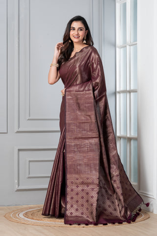 KAVVYA SOFT & LIGHT WEIGHT WINE HANDLOOM SILK GOLDEN ZARI WEAVING SAREE IN TUSSAR FABRIC WITH BEAUTIFUL GEOMETRIC DESIGN ALLOVER THE SAREE COMES WITH BEAUTIFUL WINE HEAVY WEAVING BLOUSE