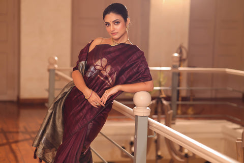 KAVVYA SOFT & LIGHT WEIGHT WINE HANDLOOM WEAVED SAREE WITH BRONZE FLORAL MOTIF ALL OVER THE SAREE WITH CONTRAST OLIVE GREEN PALLU AND BLOUSE