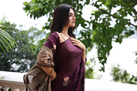 KAVVYA SOFT & LIGHT WEIGHT WINE HANDLOON TUSSAR SAREE WITH SMALL FLORAL MOTIFS IN THE SAREE COMES WITH CONTRAST COLOUR BORDER AND BLOUSE