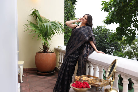 KAVVYA SOFT & LIGHT WEIGHT BLACK HANDLOOM TUSSAR SILK SAREE WITH BEAUTIFUL ABSTRACK TEMPLE MOTIF ALL OVER THE SAREE WITH HEAVY PALLU N BLOUSE
