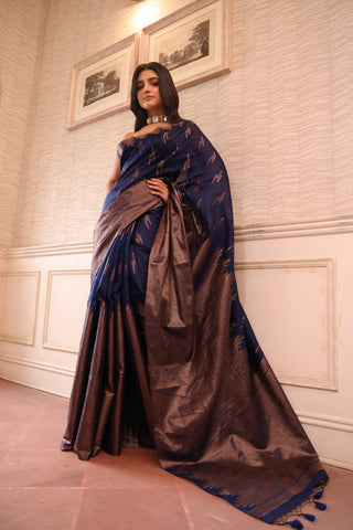KAVVYA SOFT & LIGHT WEIGHT NEVY BLUE HANDLOOM SAREE WITH BIG TEMPLE DESIGN BORDER AND SMALL GEOMETRIC MOTIFS IN THE BODY COMES WITH SAME COLOUR HEAVY WEAVED BLOUSE