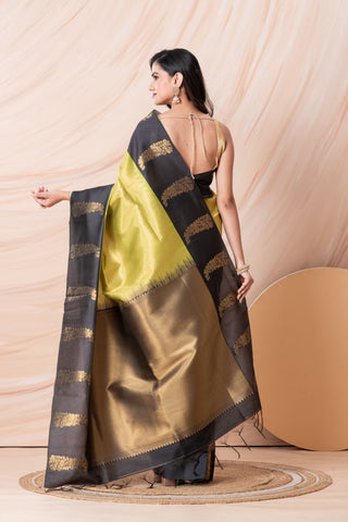 KAVVYA SOFT & LIGHT WEIGHT GREEN SILK SAREE FITH FINE GOLDEN ZARI WEAVING ALLOVER WITH CONTRAST BLACK BORDER AND PALLU HIGHLIGHTED WITH BEAUTIFUL MOTIFS