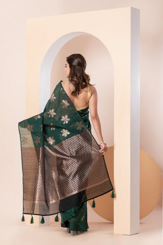 KAVVYA SOFT &amp; LIGHT WEIGHT GREEN HANDLOOM WEAVED SAREE WITH BEAUTIFUL BIG FLORAL MOTIFS ALL OVER THE SAREE