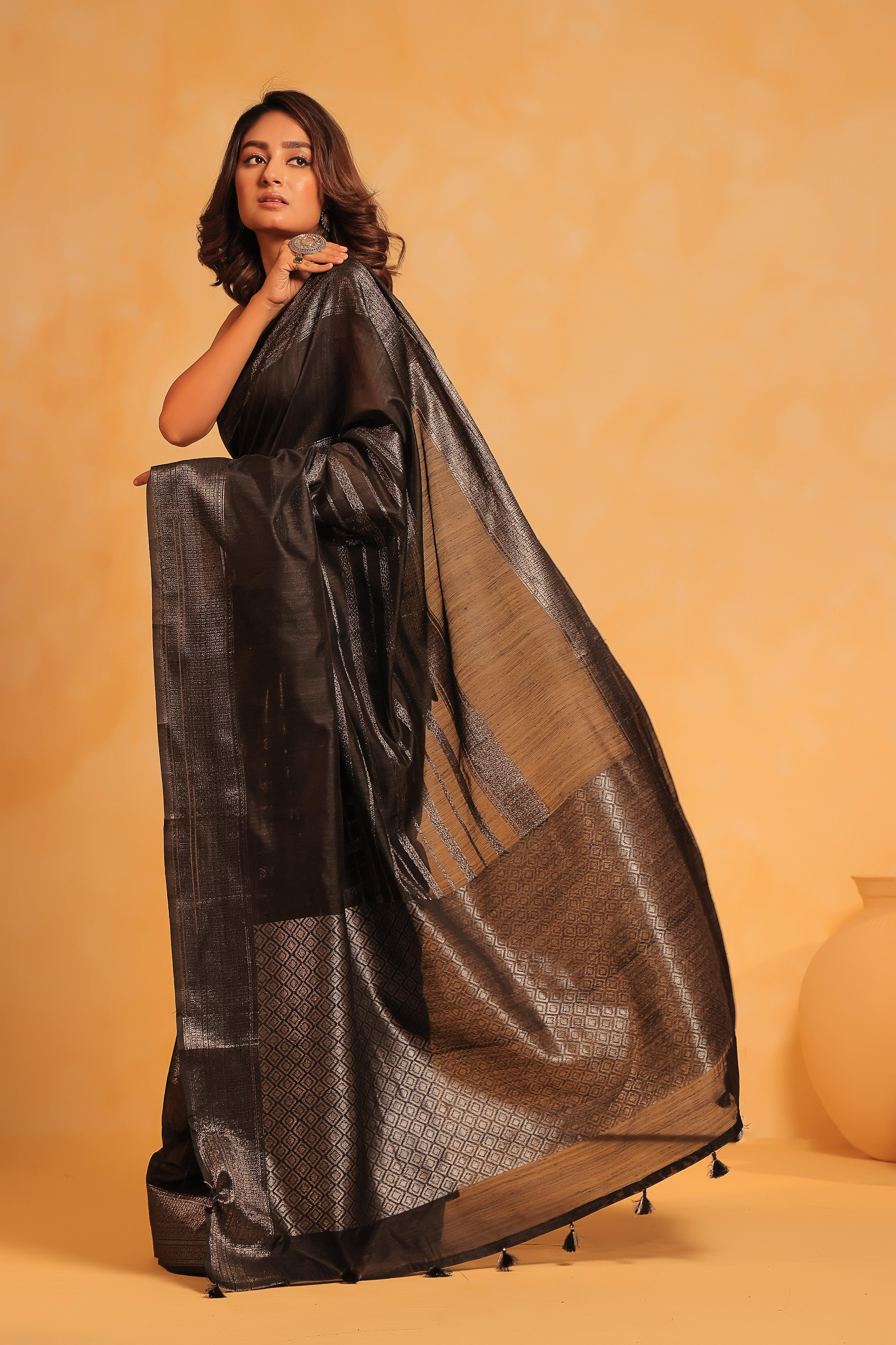 KAVVYA soft & lightweight black color benarasi handloom saree - KAVVYA 