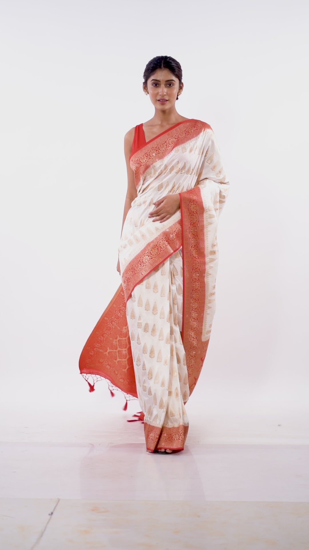 Kavvya White Soft & Lightweight Weaving Raw Silk Saree