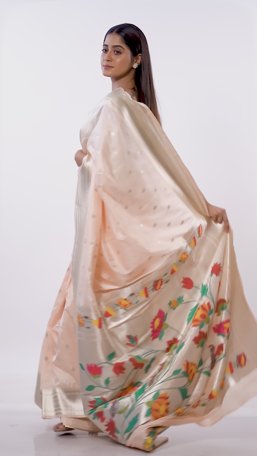 Kavvya White Soft & Lightweight Mulberry Silk Weaving Paithani Saree
